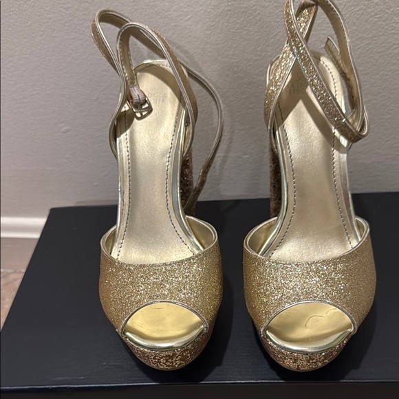 Badgley Mischka Shoes - Badgley Mischka Gold Glitter Peep-Toe Heels EUC